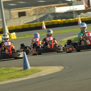 Quatre pilotes roulant sur la piste du karting de royan