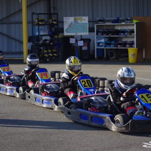 quatre pilotes en funkart dans les stands